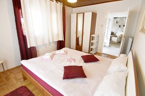 2 室のベッドルーム、旅行用ベビーベッド、WiFi (無料)、ベッドシーツ