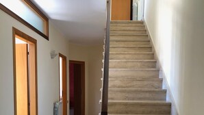 A staircase with a handrail leading to a landing. - House Joseph with beautiful view and private parking (Ravello)