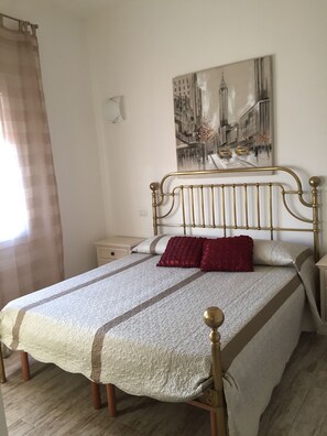 2 bedrooms, iron/ironing board, WiFi, bed sheets - new apartment in the center (Pula)