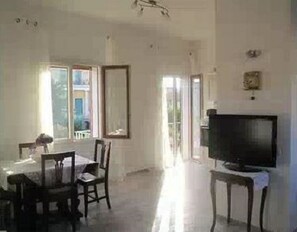 Dining - new apartment in the center (Pula)