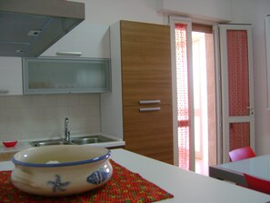 Kühlschrank, Ofen, Herdplatte, Wasserkocher mit Kaffee-/Teezubehör