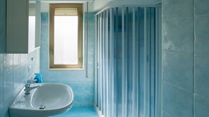 Dusche, Haartrockner, Bidet, Handtücher