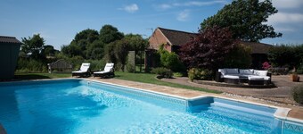Tastefully Renovated Countryside Cottage with Swimming Pool near Tenterden