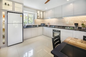 Refrigerador, microondas, placa de cocina, cafetera/tetera