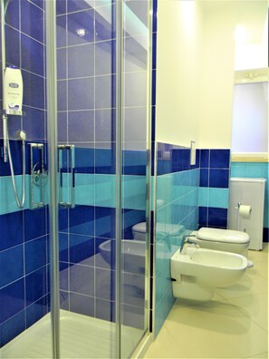 Dusche, Haartrockner, Bidet, Handtücher