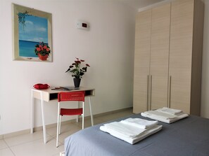 2 Schlafzimmer, Schreibtisch, Bügeleisen/Bügelbrett, WLAN