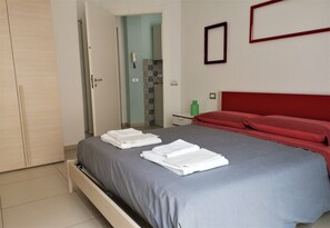 2 Schlafzimmer, Schreibtisch, Bügeleisen/Bügelbrett, WLAN