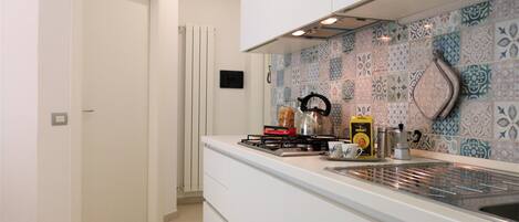 Kjøleskap, ovn, kokeplater og oppvaskmaskin