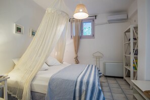 4 bedrooms, iron/ironing board, internet, bed sheets