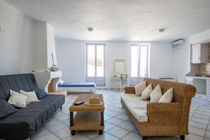 TV, fireplace, DVD player, books - Villa Paros - Archipelagos Villas with Pool close to the sea (Naousa Paros)