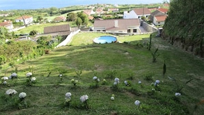 Un quartier résidentiel doté d’une piscine, de maisons et offrant une vue sur la mer.