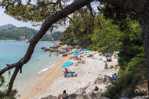 Chaises longues, serviettes de plage, ski nautique