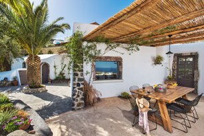 Outdoor dining - Old Vourvoulos Houses - Santorini - Stylish House for 4-6! (Vourvoulos Village, Santorini)