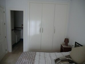 2 slaapkamers, geluiddichte muren, een strijkplank/strijkijzer