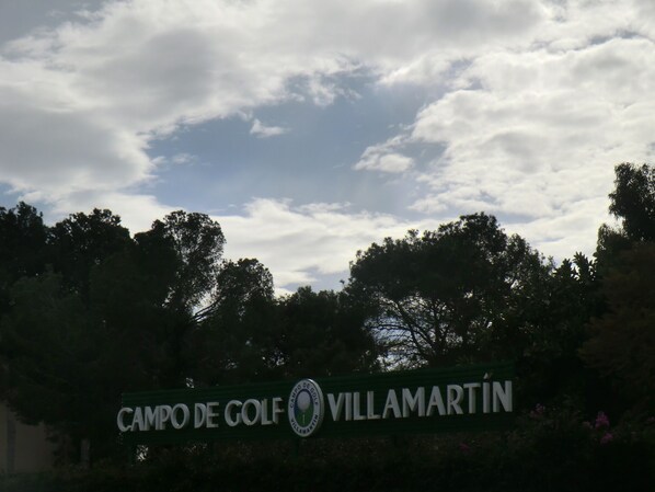 A sign for Campo de Golf Villamartín. - Holiday Houses - Golf Villamartin (Villamartín)