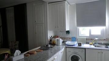 Een koelkast, een microgolfoven, een oven, een kookplaat