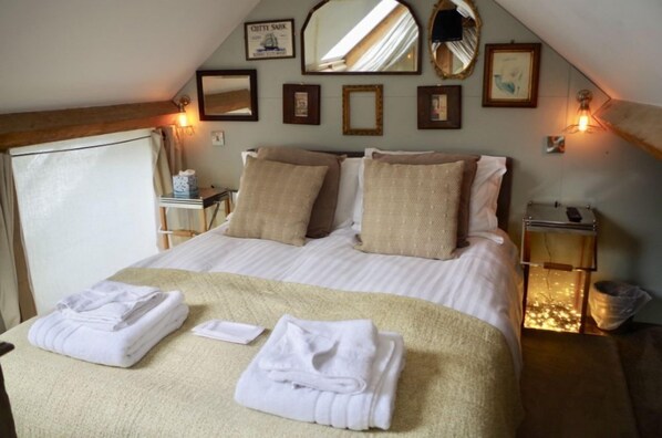 2 bedrooms, desk, iron/ironing board, travel cot