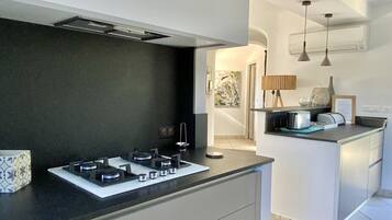 Réfrigérateur, micro-ondes, four, plaque de cuisson