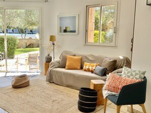 Smart TV, chimenea, reproductor de DVD y tenis de mesa 