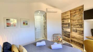 3 chambres, coffres-forts dans les chambres, bureau