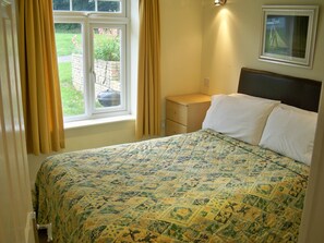 4 bedrooms, iron/ironing board, bed sheets, wheelchair access