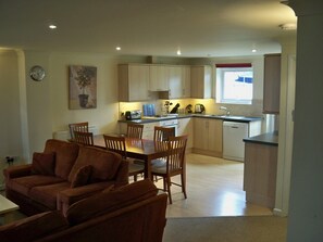 Interior - Large 4 bedroom house. Central location to explore Cornwall. (Newquay)