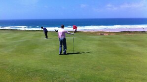 Un parcours de golf avec vue sur l’océan.