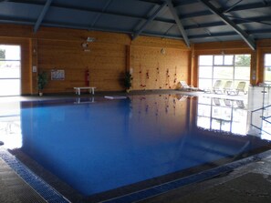 Indoor pool, outdoor pool - Large 4 bedroom house. Central location to explore Cornwall. (Newquay)