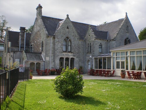 Large 4 bedroom house. Central location to explore Cornwall.