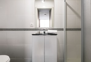 Haartrockner, Bidet, Handtücher, Seife