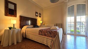 3 bedrooms, desk, iron/ironing board, free WiFi