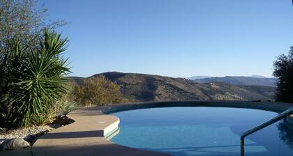 Villa de alto estándar con impresionantes vistas lejos de las multitudes