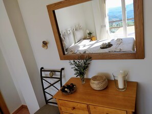 6 habitaciones, escritorio y tabla de planchar con plancha 