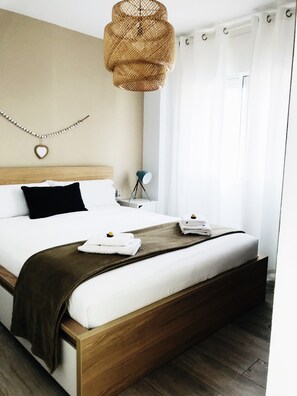 3 habitaciones, tabla de planchar con plancha y cuna de viaje 