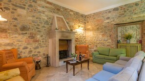 Télévision, table de tennis de table, chaßne hi-fi