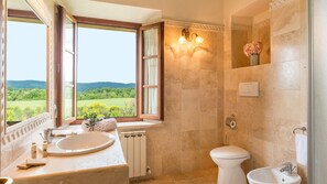 Shower, hair dryer, bidet, towels - Villa Le Chiarne 22, Emma Villas (Asciano)