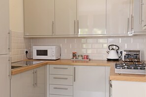 Fridge, microwave, oven, stovetop - Spotless 2-bed apartment with gentle ramp access in central Eastbourne for 4 (Eastbourne)