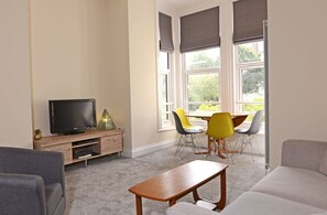 TV, DVD player - Spotless 2-bed apartment with gentle ramp access in central Eastbourne for 4 (Eastbourne)