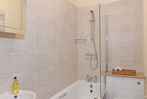 Combined shower/bathtub, hair dryer, towels, soap - Spotless 2-bed apartment with gentle ramp access in central Eastbourne for 4 (Eastbourne)
