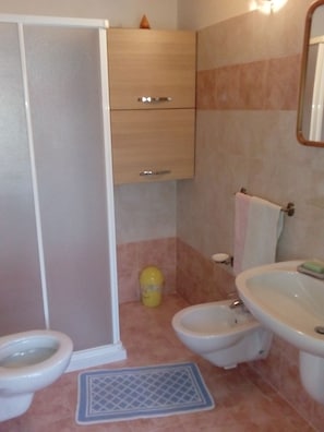 Sèche-cheveux, serviettes fournies