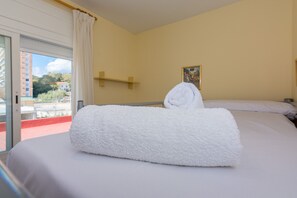 4 bedrooms, iron/ironing board, free WiFi, bed sheets - HomeHolidaysRentals Moonlight - Costa Barcelona (Santa Susana)