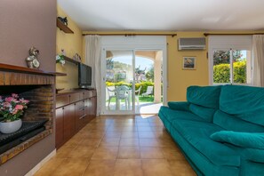 TV - HomeHolidaysRentals Moonlight - Costa Barcelona (Santa Susana)