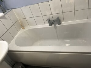 Bathtub, hair dryer, towels, soap - Roomotel - Hamlyn Green - Ground Floor 1 Bed Apartment in Solihull near the NEC (Shirley)