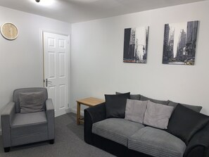 TV - Roomotel - Hamlyn Green - Ground Floor 1 Bed Apartment in Solihull near the NEC (Shirley)