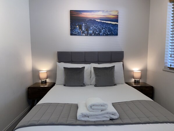 1 slaapkamer, een bureau, een strijkplank/strijkijzer, reisbedje