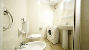 Dusche, Bidet, Handtücher