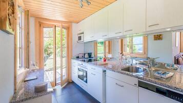 Kylskåp, ugn, diskmaskin och kaffe- och tebryggare