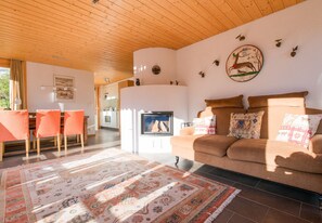 TV, fireplace - Chalet Sterndolde - stunning views and location (Wengen)