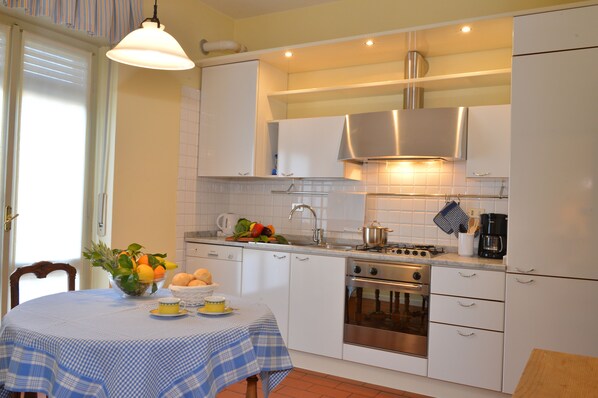 Frigorifero, microonde, forno, piano cottura