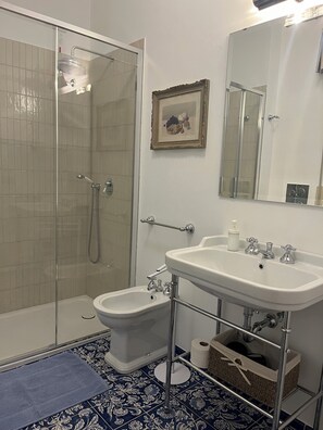 Bathtub, hair dryer, bidet, towels - Residence Corsocangrande25 - apartment Limonaia 90 sqm. (Lazise)